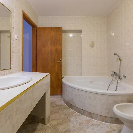 Traumhaftes Mit Eigenem Weinkeller, Hydromassagedusche, Meerblick - Nur 480 Meter Zum * Crikvenica