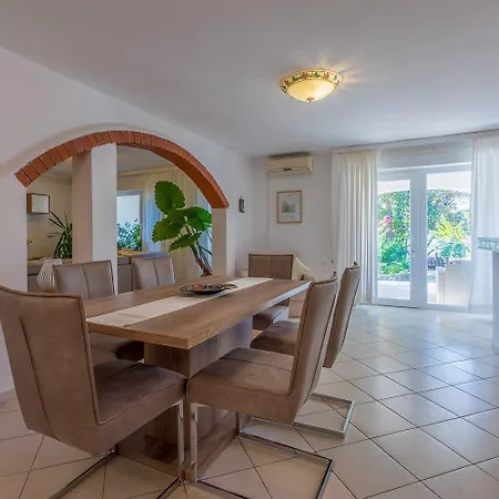 Apartman Traumhaftes Mit Eigenem Weinkeller, Hydromassagedusche, Meerblick - Nur 480 Meter Zum Crikvenica